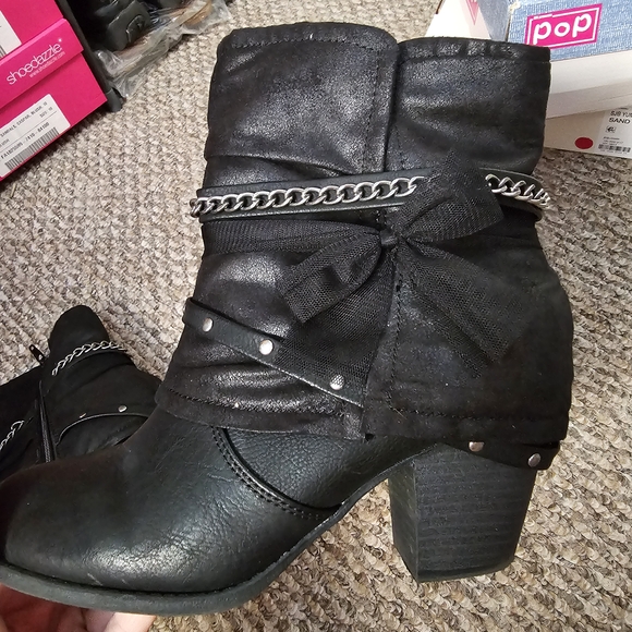 Pop Black Ankle Boots with Chain and Bow - Picture 1 of 4